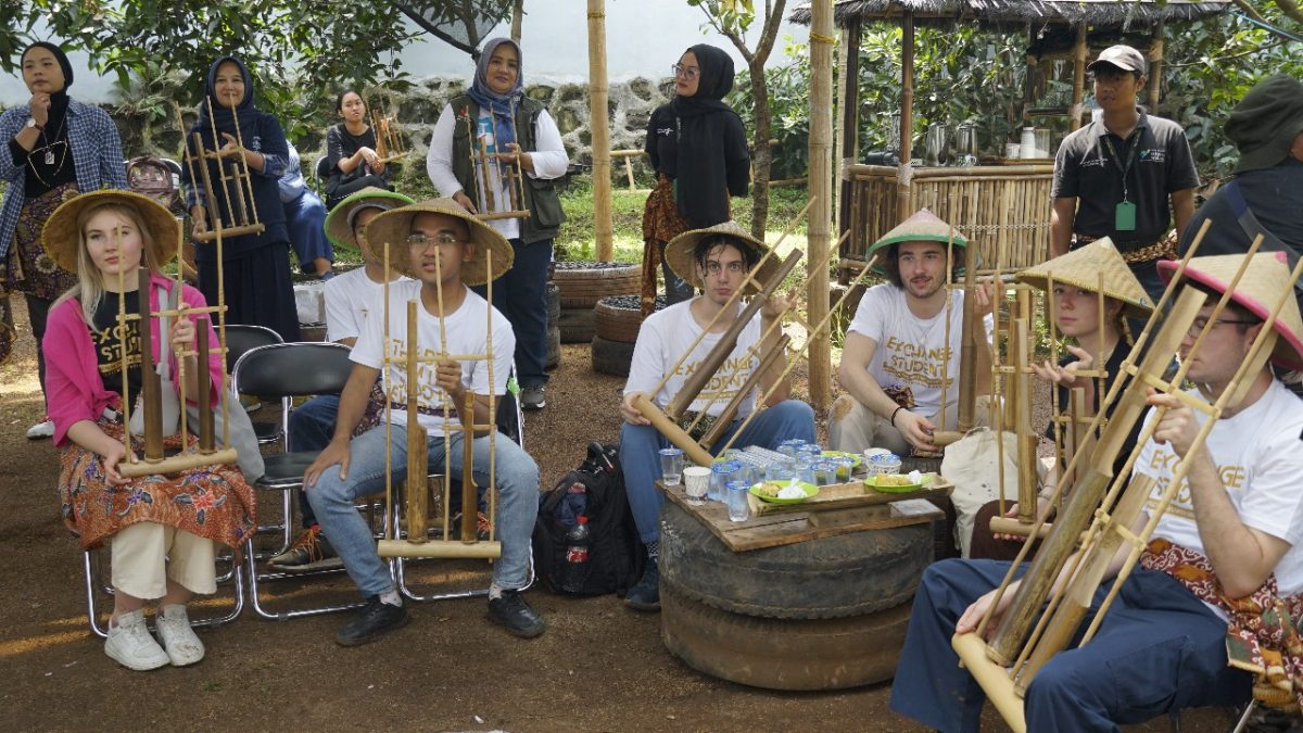 Discovering local culture, SBM ITB international students embark on an ...