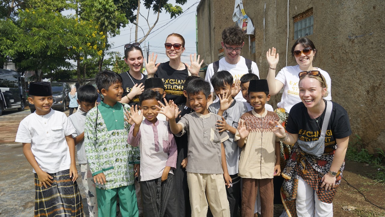 Discovering local culture, SBM ITB international students embark on an ...